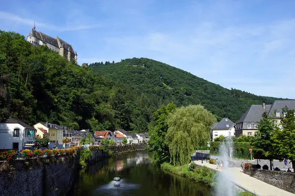 Fonte e castelo — Fotografia de Stock