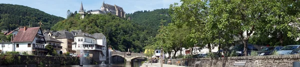 Böschung an unserem Fluss — Stockfoto