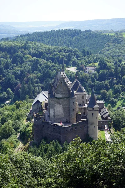 Castillo de Vianden en la colina —  Fotos de Stock