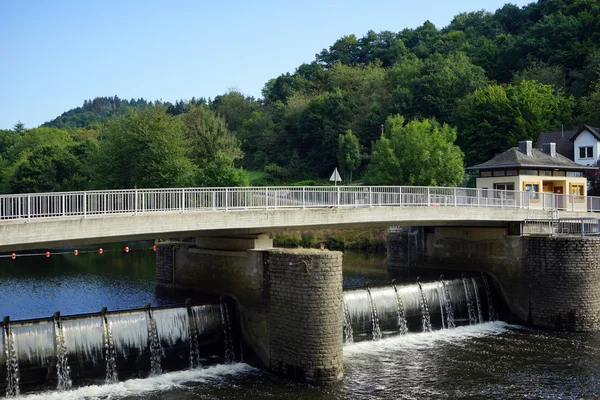 Köprü ve baraj bizim Nehri üzerinde — Stok fotoğraf