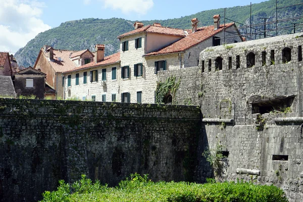 Muur en gebouwen — Stockfoto