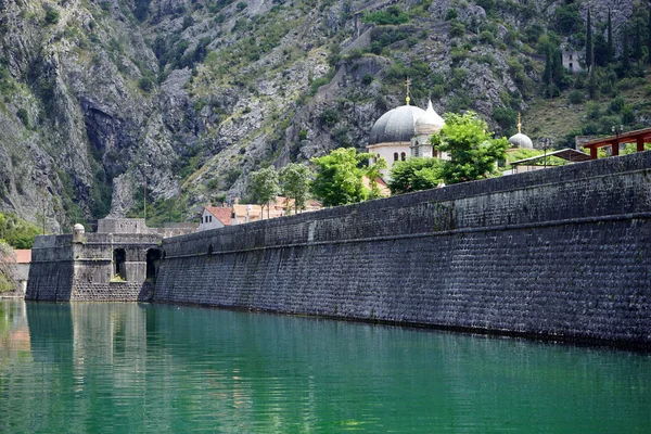 River and wall — Stock Photo, Image