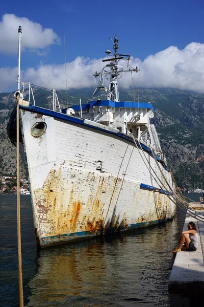 Altes Boot in der Nähe des Pier — Stockfoto