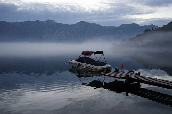 Boot und Morgen — Stockfoto