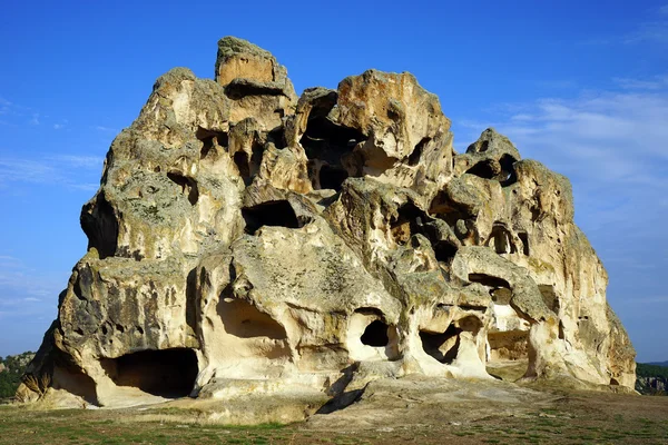 Felsen mit Höhlen — Stockfoto