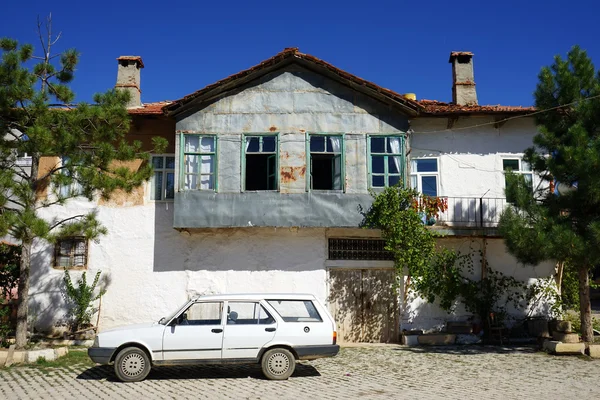 Bâtiment et voiture — Photo