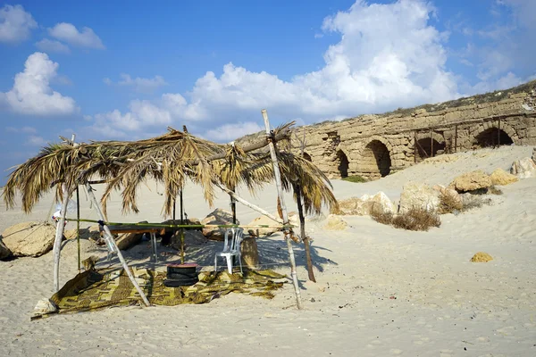 Hut and aqueduct — Stock Photo, Image