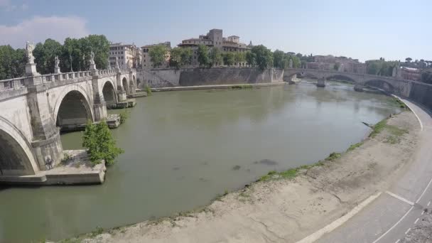 Nábřeží, most a Tiber řeky v romské — Stock video