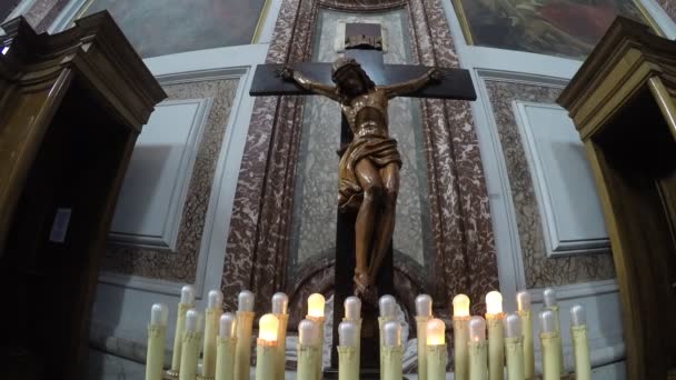 Crusifijo y velas eléctricas en la iglesia católica, Italia — Vídeos de Stock