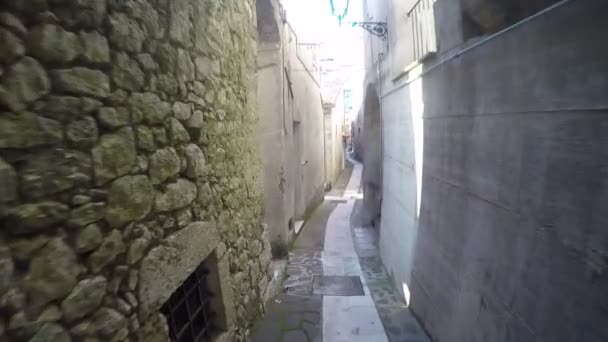 Calle estrecha — Vídeo de stock