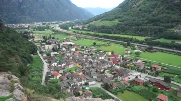 Polegio ciudad y valle en la montaña — Vídeo de stock