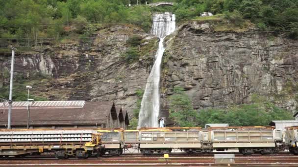 Cascata e stazione ferroviaria — Video Stock