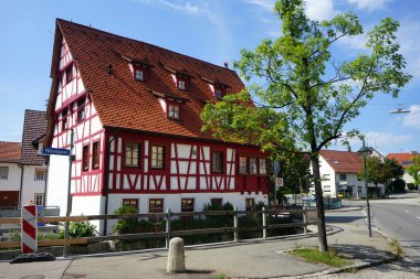 Yolun köşesindeki eski ev