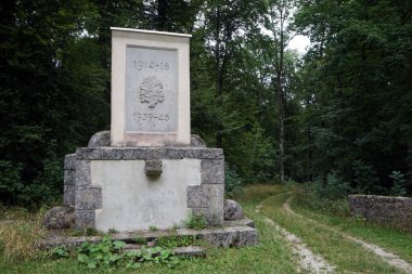 Hohe Warte Savaş Anıtı ormanda