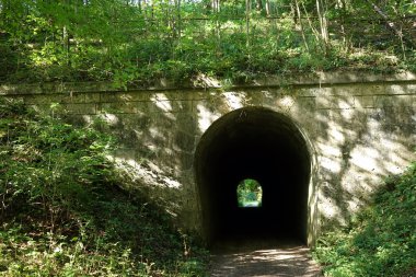 Tren altında tünel