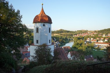 Kule, evler ve köprü