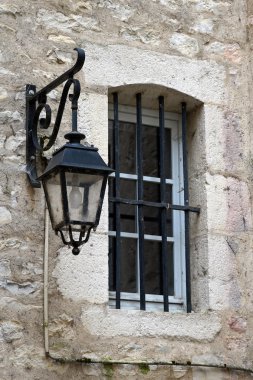 Lamba ve drid içeren pencere