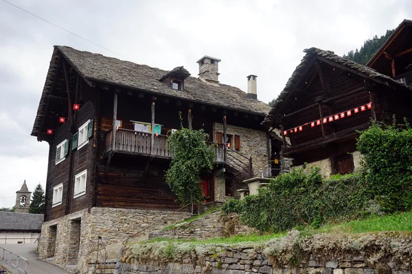 Maisons traditionnelles suisses en bois dans la rue — Photo
