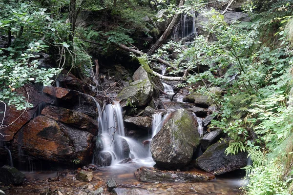 Kleine rivier met waterval — Stockfoto