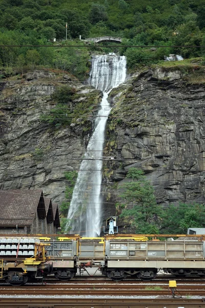 Cascata e treno a casrgo — Foto Stock