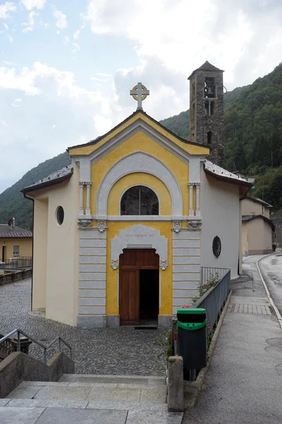 Kleine Kirche im Dorf — Stockfoto