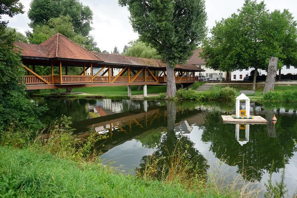 Pont de marche en bois sur le Donau — Photo