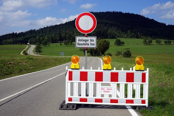 Straßensperrung und Wald — Stockfoto