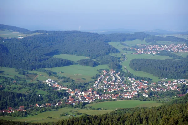 Valle verde e piccola città tedesca — Foto Stock