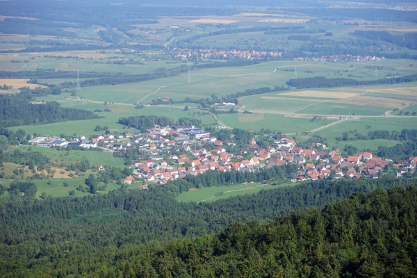 Valle verde e piccola città tedesca — Foto Stock