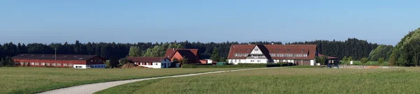 Bondgård och bodar på fältet — Stockfoto