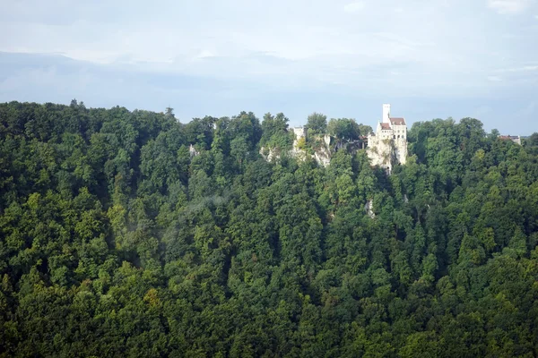 Das Schloss Lichtenstein na okraji skály ve Švábsku, Německo — Stock fotografie