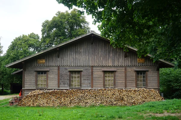Drewniany dom z sterty drewna opałowego — Zdjęcie stockowe
