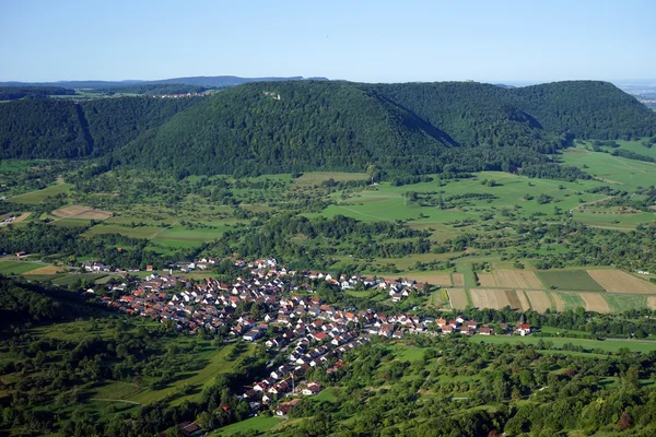 Owen città nella verde valle — Foto Stock