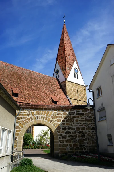 Entrada do pátio da igreja paroquial — Fotografia de Stock