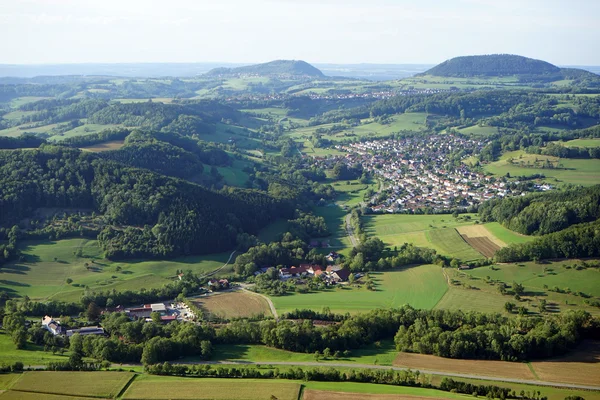 Donzdorf tawn nella verde valle della Svevia, Germania — Foto Stock