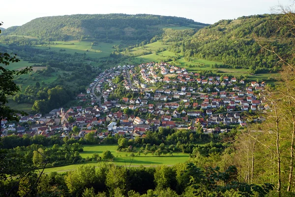 Donzdorf tawn en valle verde en Swabia, Alemania —  Fotos de Stock