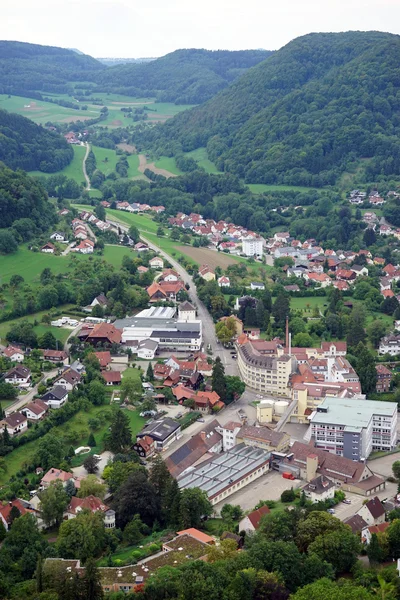 Heubach town - kilátás a Burg Rossenstein vár — Stock Fotó