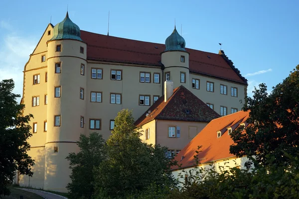 Wewnątrz wewnętrznego dziedzińca Schloss Kapfenburg w Szwabii, Niemcy — Zdjęcie stockowe