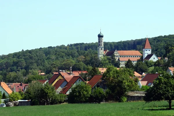 Templom és a falu — Stock Fotó