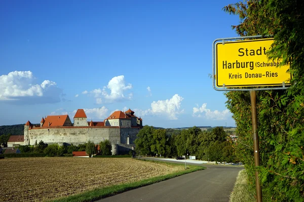 Schloss Harburg castle, väg och gård fältet — Stockfoto