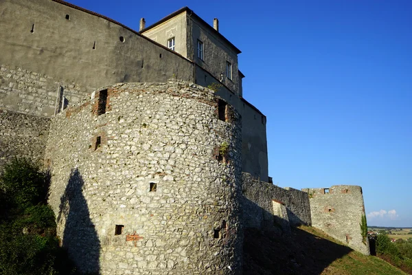 Tower, vägg och fönster på slottet Schloss Harburg — Stockfoto