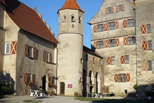 Ofe nádvoří zámku Schloss Harburg — Stock fotografie