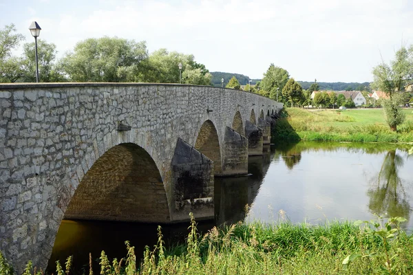 Камінь арочні мосту в Wornitzstein в Швабії, Німеччина — стокове фото