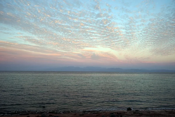 Pink color clouds on the sky and sea in Dahab, Egypt — Stock Photo, Image