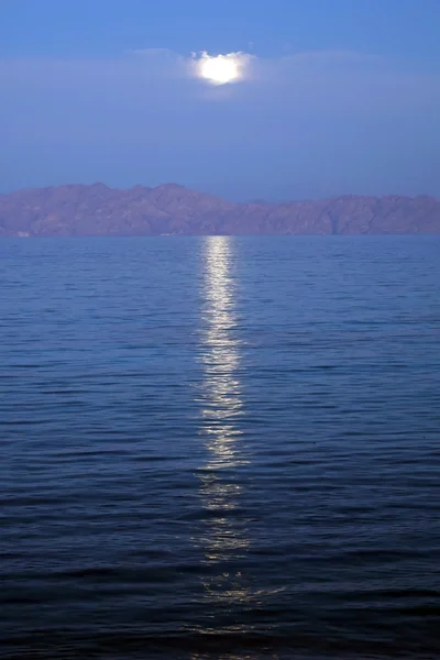 Lua e mar em Dahab no Egito — Fotografia de Stock