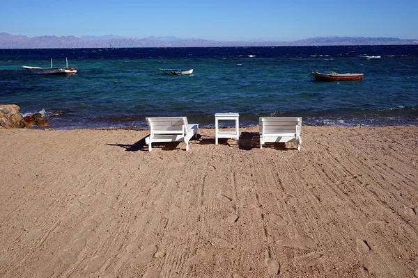 Beyaz ahşap yatak ve masa — Stok fotoğraf