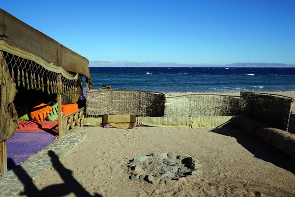 Деревянный сарай на пляже — стоковое фото