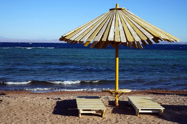 Umbrella on the beach — Stock Photo, Image