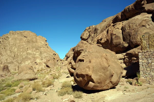 Sentier pédestre et rochers sur le mont Sinaï en Egypte — Photo