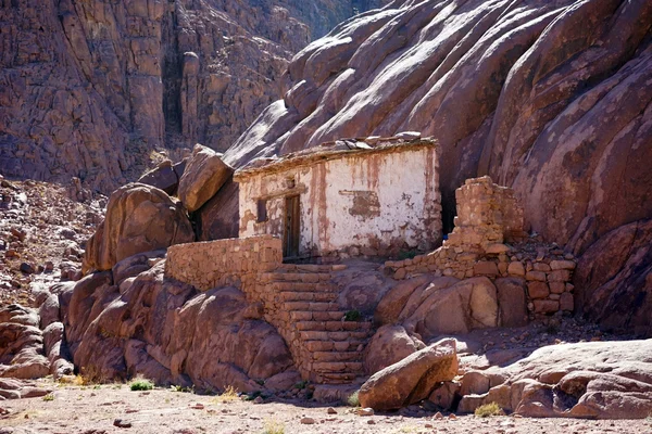 A lejtőn a mount Sinai Egyiptomban kőépület — Stock Fotó